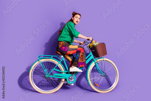 Foto Full length photo of terrified girl wear shirt print trousers driving away bicyc