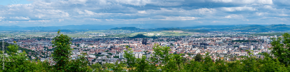 Vue panoramique de la ville de Clermont-Ferrand, France, avec la cathédrale Notre-Dame-de-l'Assomption, dans le département français du Puy-de-Dôme, en région Auvergne Rhône-Alpes Vue panoramique de la ville de Clermont-Ferrand, France, avec la cathédrale Notre-Dame-de-l'Assomption, dans le département français du Puy-de-Dôme, en région Auvergne Rhône-Alpes
