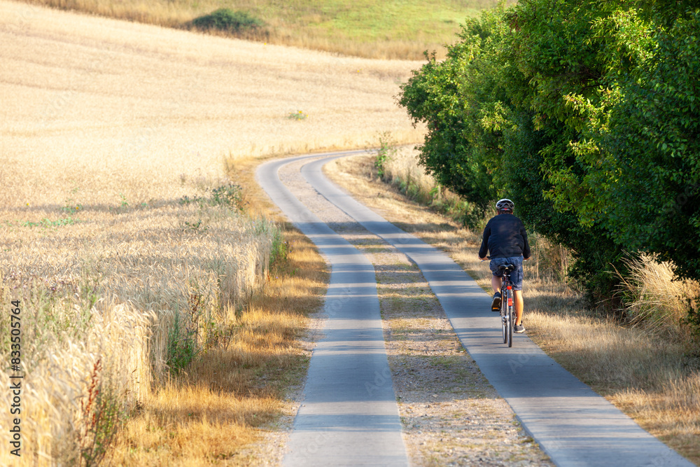 Obraz premium Radfahrer unterwegs in der Uckermark auf dem Rad weg von Berlin nach USedom