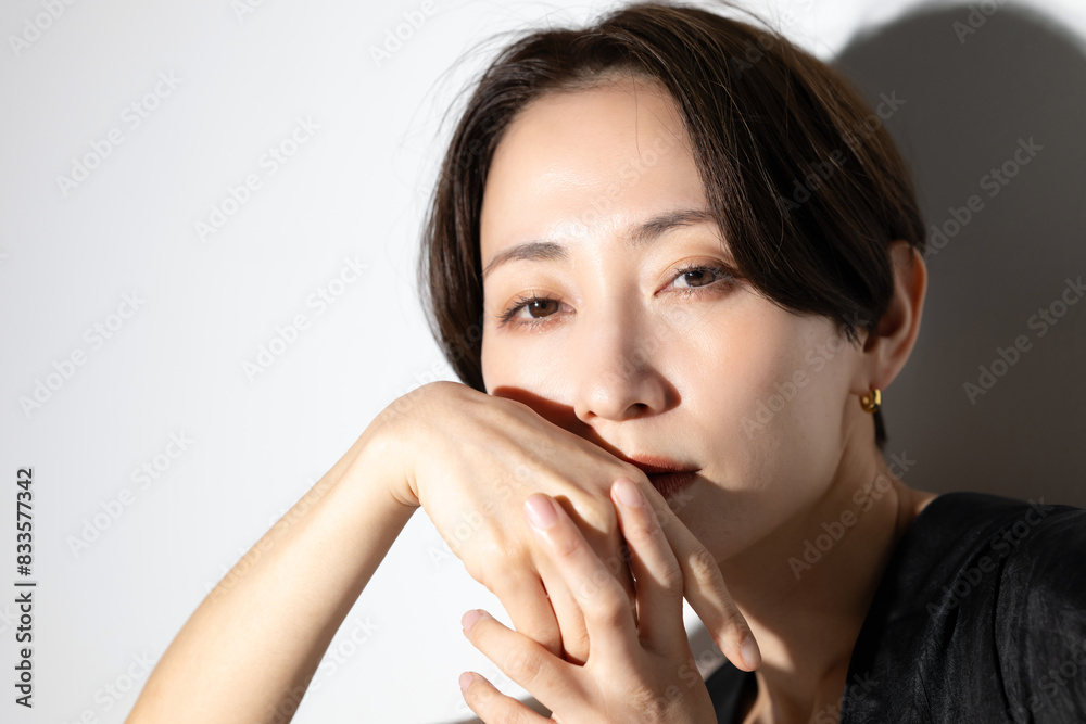 光と影のある女性のポートレート 光と影のある女性のポートレート