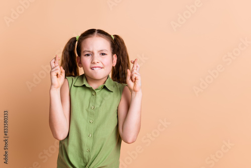 Cuadro en lienzo Photo of anxious kid girl cross fingers feel nervous isolated pastel color backg