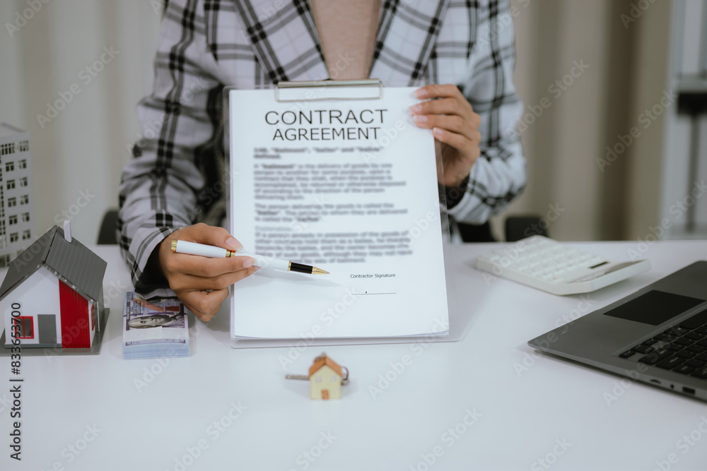 Real estate agents bid homes in the project to explain in detail to clients. Explain and present information about home and mortgage purchases. real estate Real estate agents bid homes in the project to explain in detail to clients. Explain and present information about home and mortgage purchases. real estate
