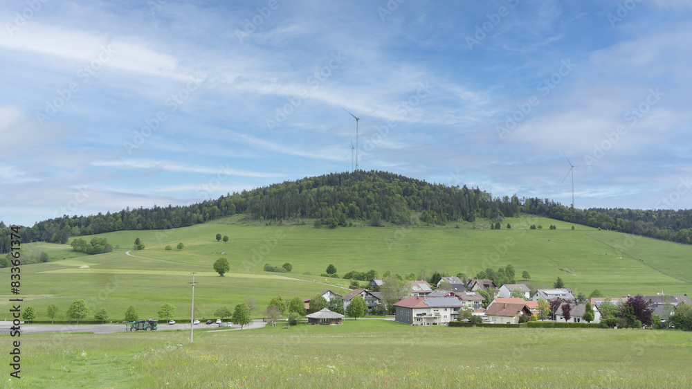 Gersbach. Bergdorf im Südschwarzwald. Wehratalstrasse und Ortseingang. Parkplatz mit Infopavillon und Blick auf den Gipfel des Rohrenkopfs und seinen Windkraftanlagen