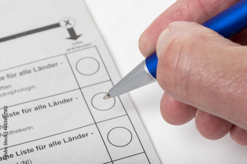Hand beim ankreuzen eines Wahlscheins, Europawahl 2024 Hand beim ankreuzen eines Wahlscheins, Europawahl 2024