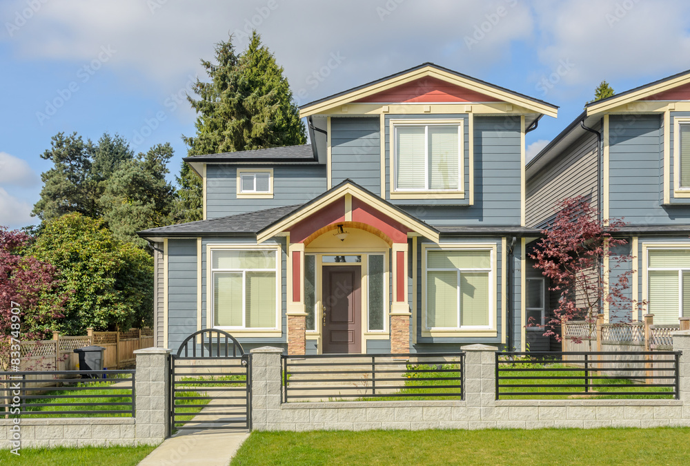 Obraz premium Fragment of luxury house with nice summer landscape in Vancouver, Canada.