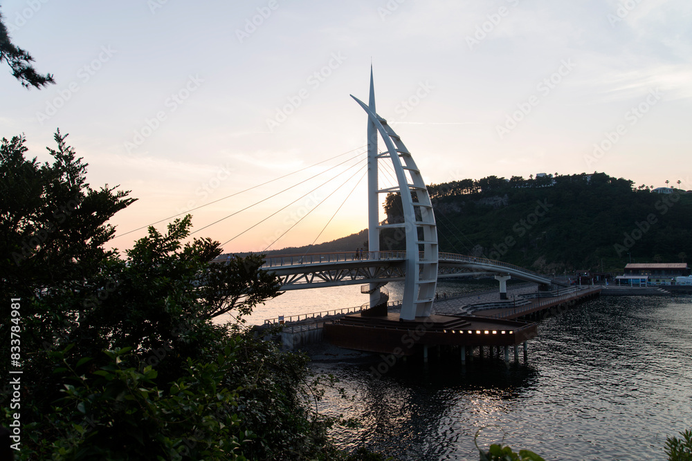 Obraz premium View of the suspension bridge during sunset