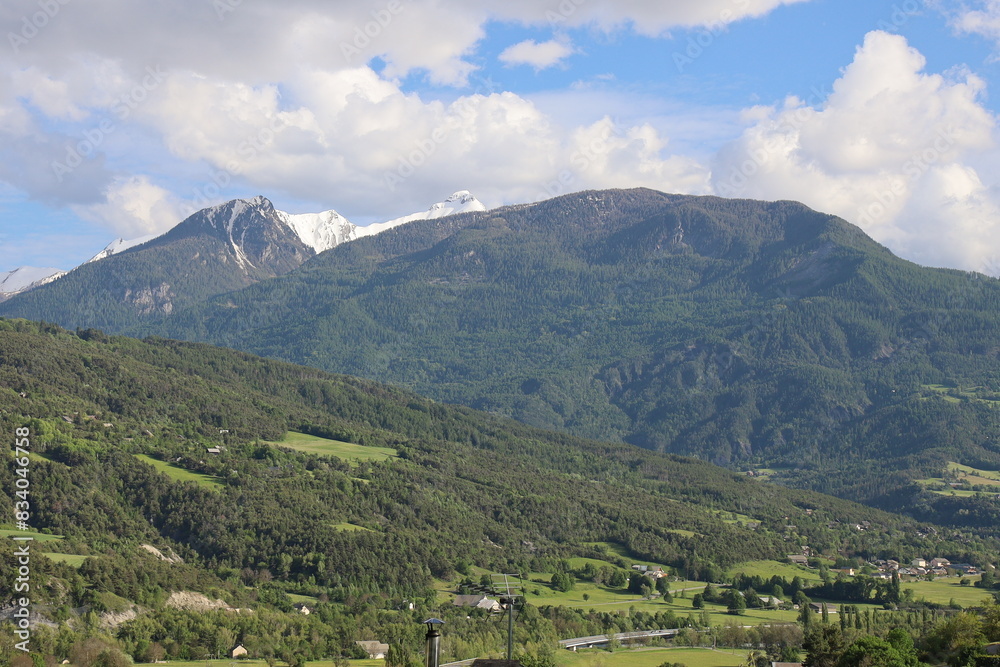 Obraz premium Vue des montagnes des Alpes autour de Embrun, ville de Embrun, département des Hautes Alpes, France