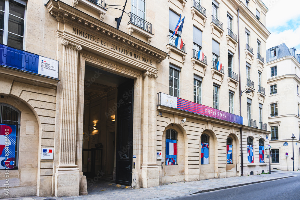 Ministère de l'Education Nationale, rue de Grenelle à Paris, avec les