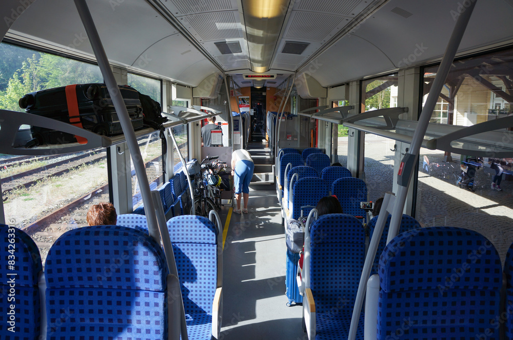 Fototapeta premium ドイツの街と街を結ぶ高速鉄道の車内の様子