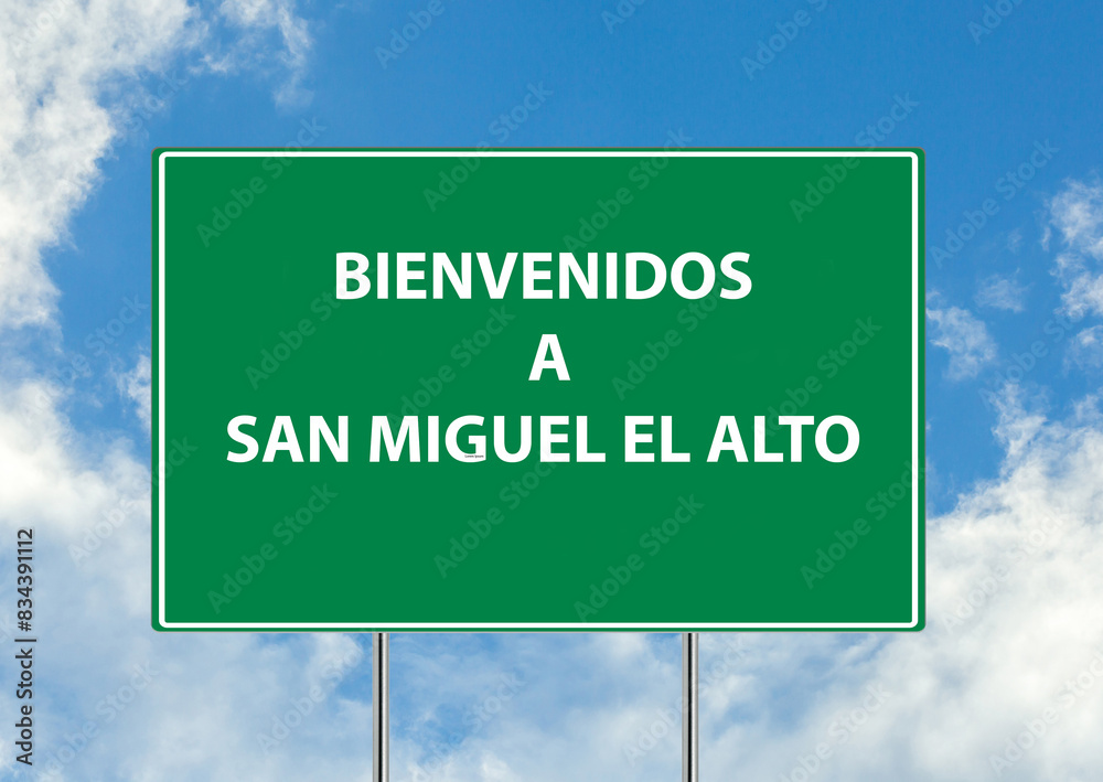 Obraz premium Siguiente salida Bienvenidos a san miguel el alto una señal verde sobre fondo de cielo azul. Colección de señales de tráfico conceptuales