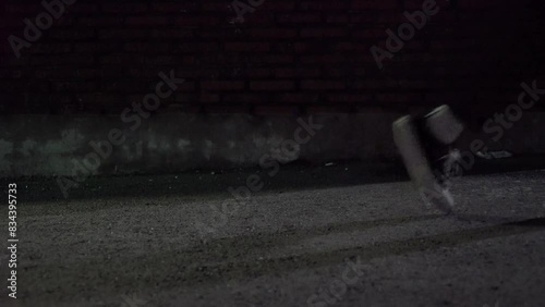 어두운 골목길 빨간 벽돌 벽 기울어진 아스팔트 바닥 지나가는 사람 발(밤거리+저녁+콘크리트+오르막길) photo