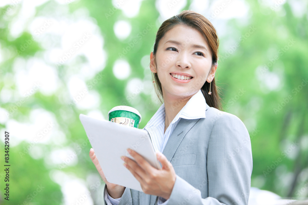 タブレットを持ったビジネスウーマン