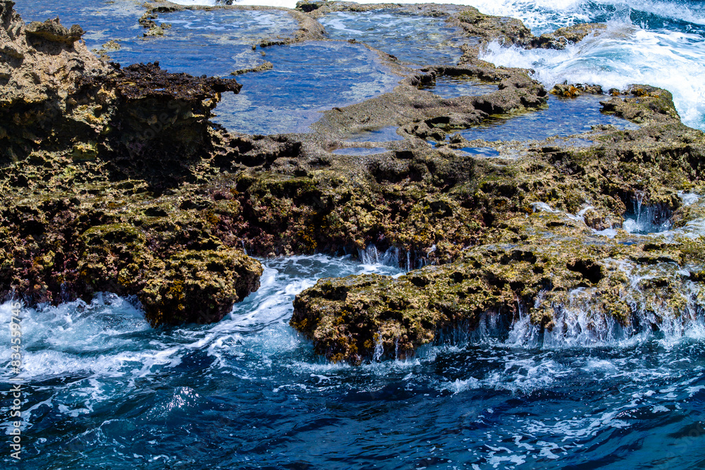 Obraz premium Beautiful seascape with blue sea, rocks and waves.