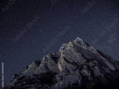 Obraz na płótnie Rock under scarry sky at night astrophotography w salonie