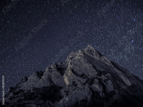 Obraz na płótnie Rock under scarry sky at night astrophotography w salonie