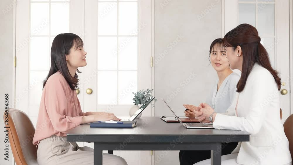 オフィスで会話するカジュアルウェアの女性グループ オフィスで会話するカジュアルウェアの女性グループ