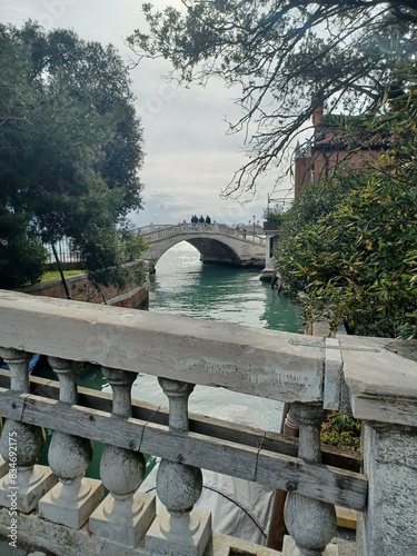 Foto stone bridge over lake