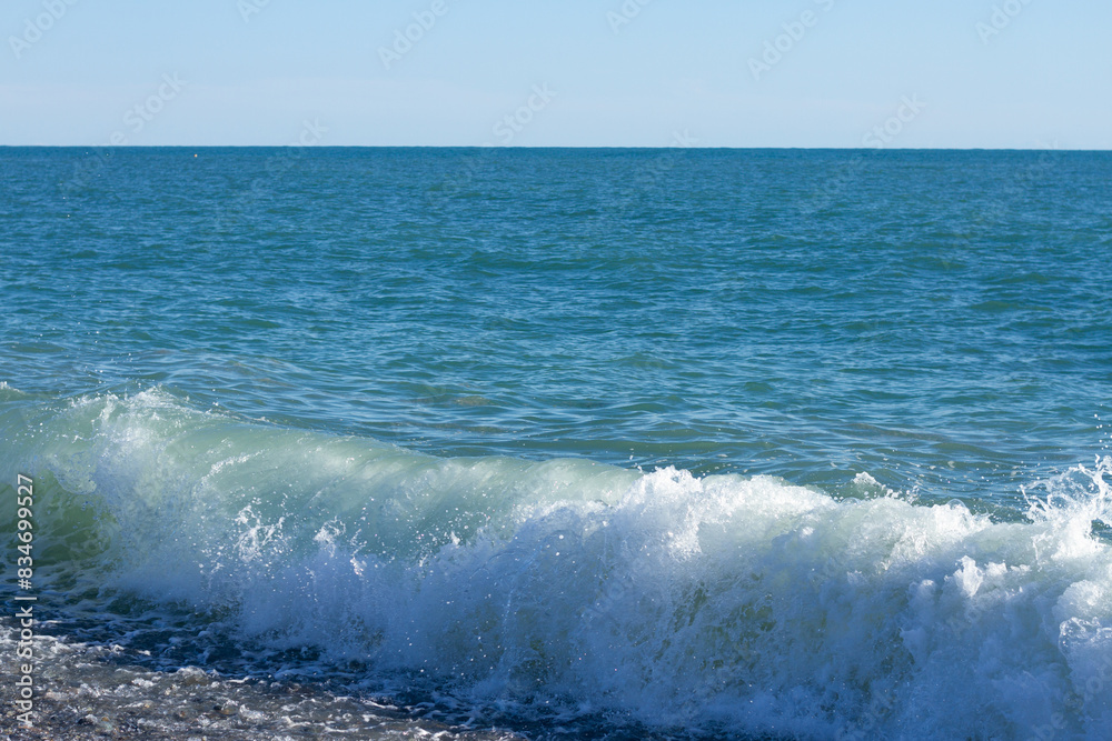 Obraz premium Sea wave crashing on the shore