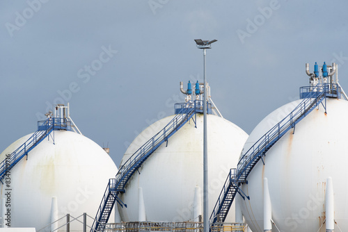 Bild auf Leinwand Illustration énergies : cuves de stockage de gaz naturel liquéfié