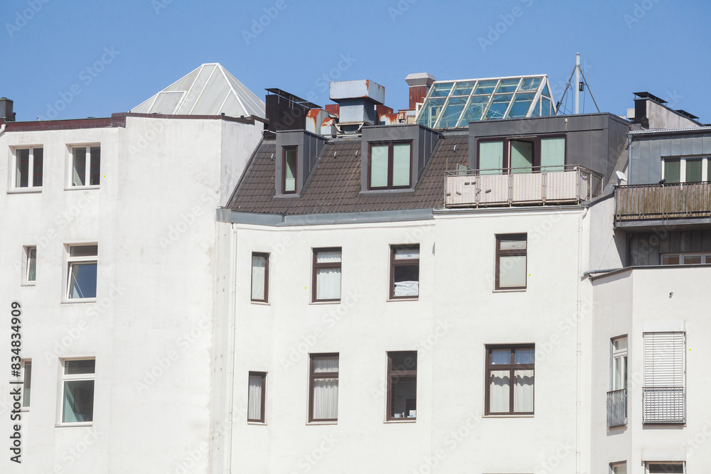 Modernes, weisses Wohngebäude im Frühling, Hamburg, Deutschland Modernes, weisses Wohngebäude im Frühling, Hamburg, Deutschland