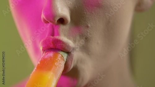 Wallpaper Mural Młoda kobieta je loda owocowego Torontodigital.ca