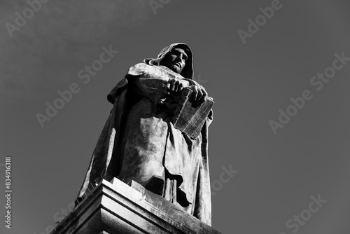 Fotografija A black and white image of the Giordano Bruno Monument in Campo de Fiori, Rome, Italy