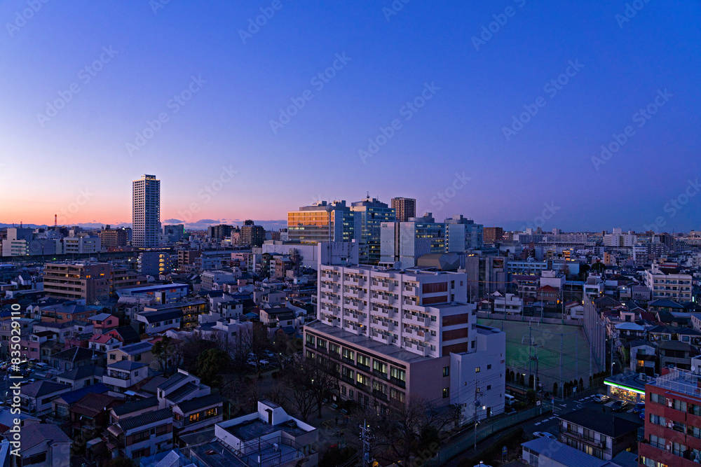 Fototapeta premium 夜の始まりの街