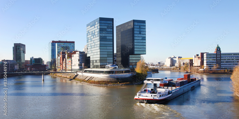 Fototapeta premium Düsseldorf, Containerschiff im Medienhafen