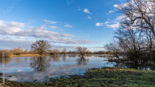 herbstliche Landschaft, Bäume und Himmel spiegeln sich im Wasser, Überschwemmungsgebiet photo