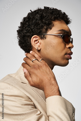 Quadro su tela Handsome African American man in tan suit, sunglasses, and ring on finger