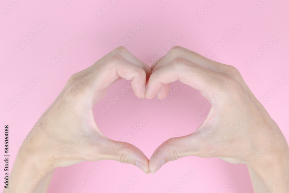 Obraz premium 手でハートマークを作る