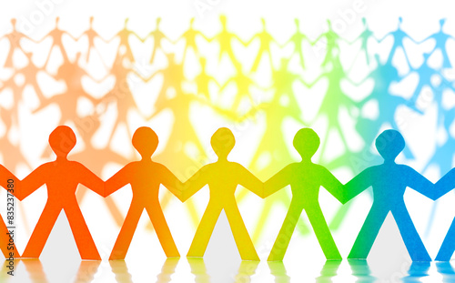 Papiermännchen in Regenbogenfarben als Gruppe in einer Reihe