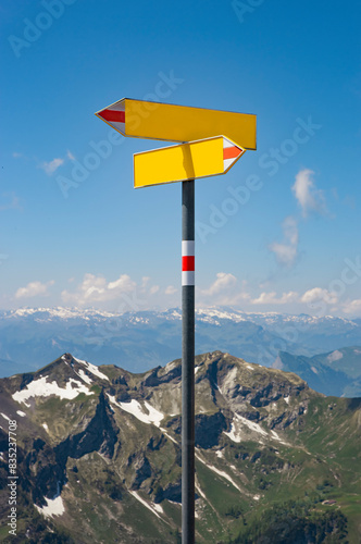 Wegweiser af einem Wanderweg in den Europäischen  Alpen