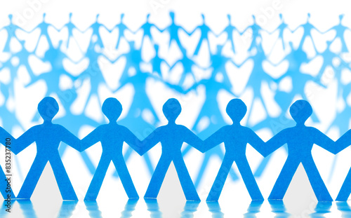 Papiermännchen als Gruppe in einer Reihe