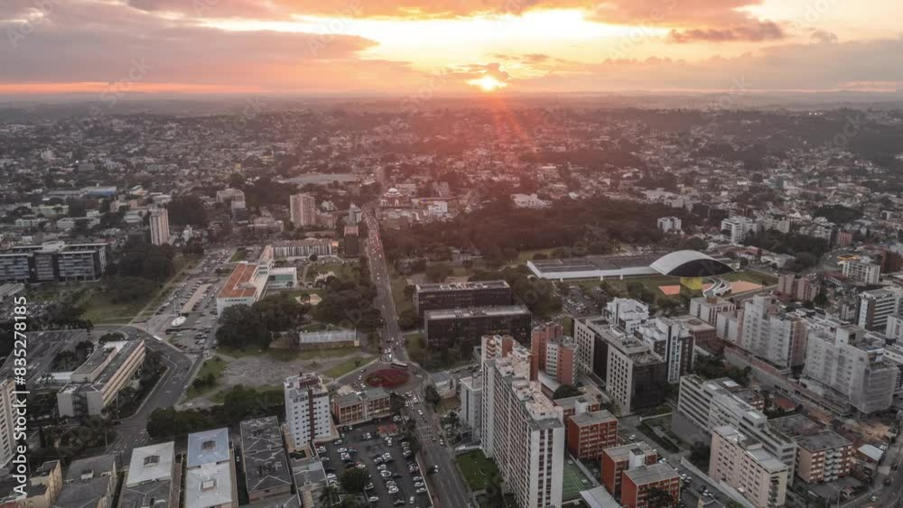 drone hyperlapse curitiba. Imagem aérea entarceder em Curitiba, Paraná. Hyperlapse museu oscar niemeyer. 