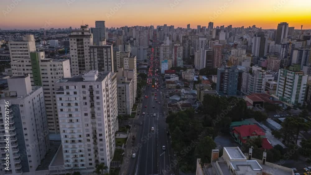Avenida movimentada em Curitiba, Avenida Visconde de Guarapuava feita com drone em Curitiba, vista do por do sol em Curitiba