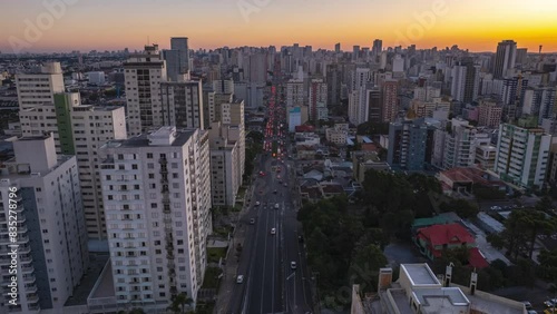 Avenida movimentada em Curitiba, Avenida Visconde de Guarapuava feita com drone em Curitiba, vista do por do sol em Curitiba