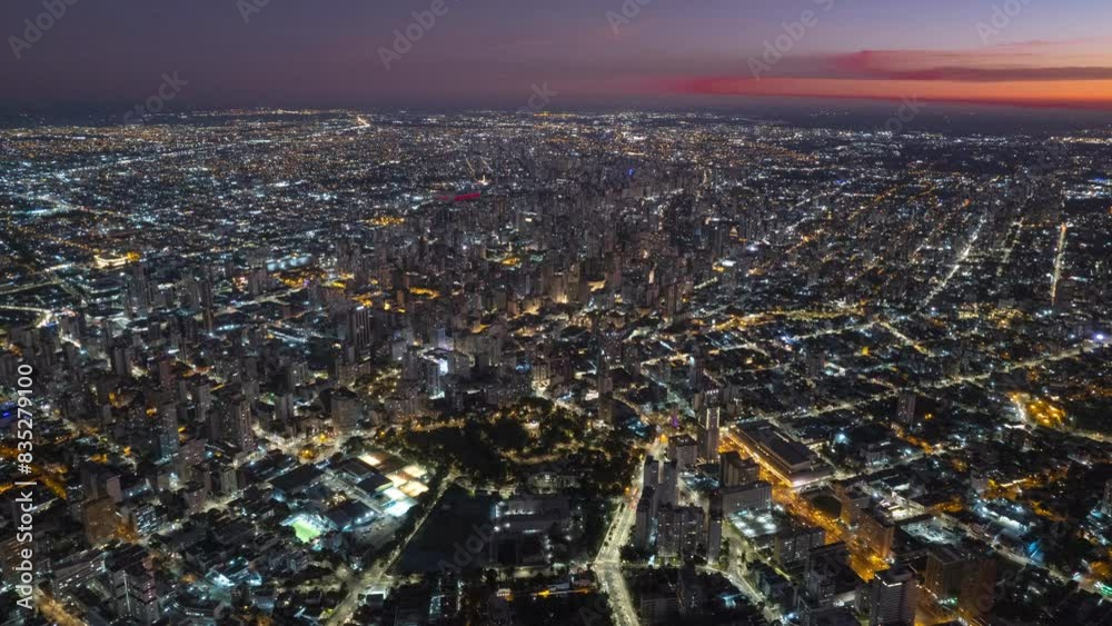 Drone de curitiba. Drone hyperlapse em Curitiba. Centro de Curitiba. Imagem aérea panorâmica de Curitiba. Entardecer com as luzes da cidade. 