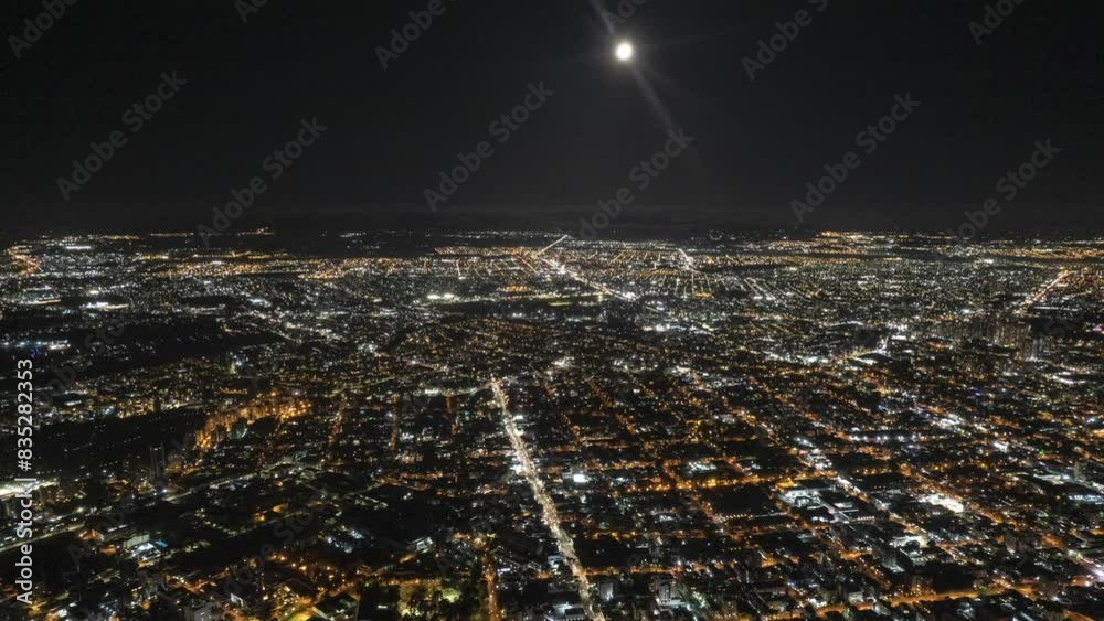Vídeo de drone de Curitiba durante a noite, luzes da cidade, lua no céu e trânsito em movimento rápido