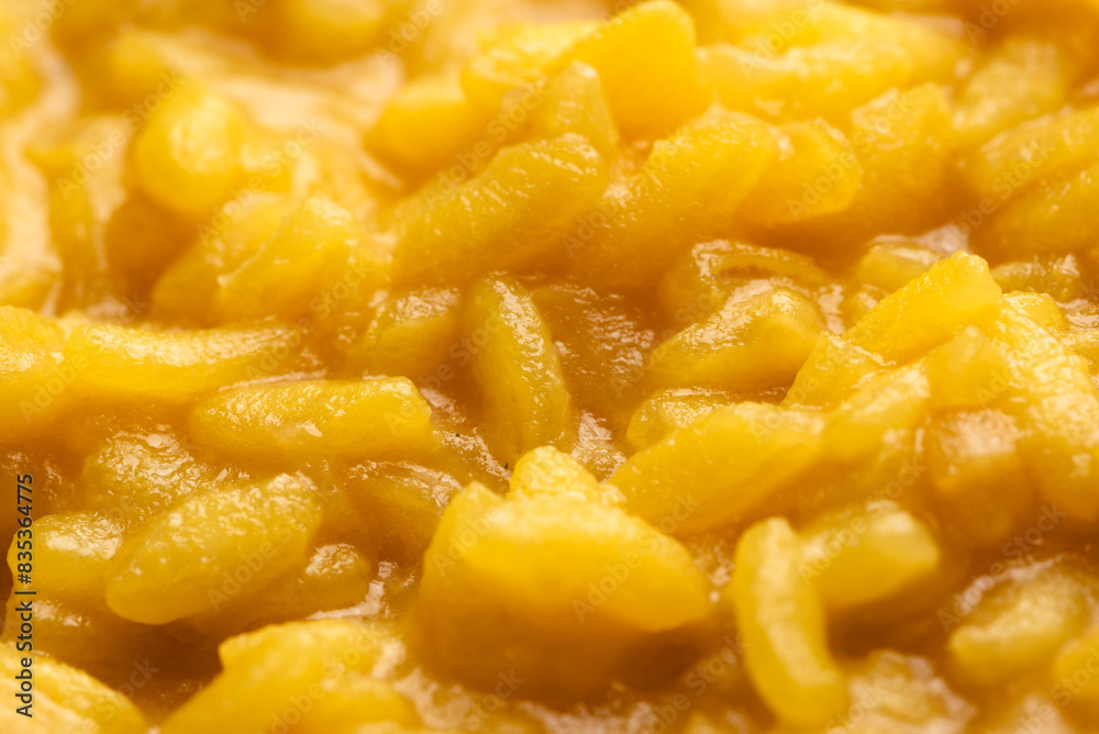 Delizioso risotto alla milanese, ricetta tradizionale con burro e zafferano, cucina italiana, cibo europeo Delizioso risotto alla milanese, ricetta tradizionale con burro e zafferano, cucina italiana, cibo europeo