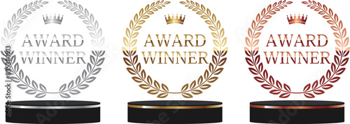 高級感のある月桂冠エンブレムとライン入りの台座