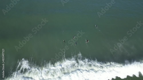 Surfistas en esperando la ola toma con drone Mar