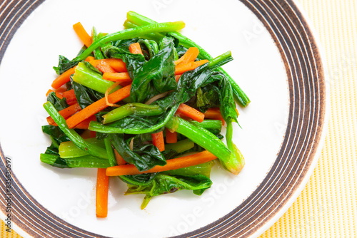 ほうれん草とニンジンのバター醤油炒め