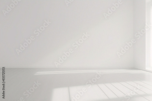 Pièce minimale vide avec fenêtres et surface de lumière naturelle