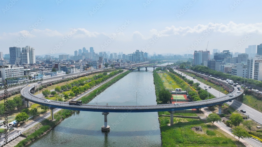 Fototapeta premium A road in Seoul taken on a sunny day