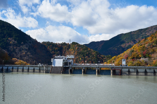 静岡県　井川ダムと井川湖の紅葉
