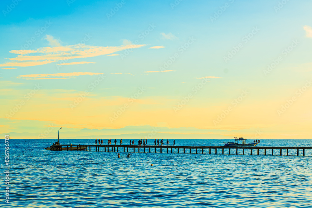 Fototapeta premium Fishermen's activities in the morning when the sun starts to rise