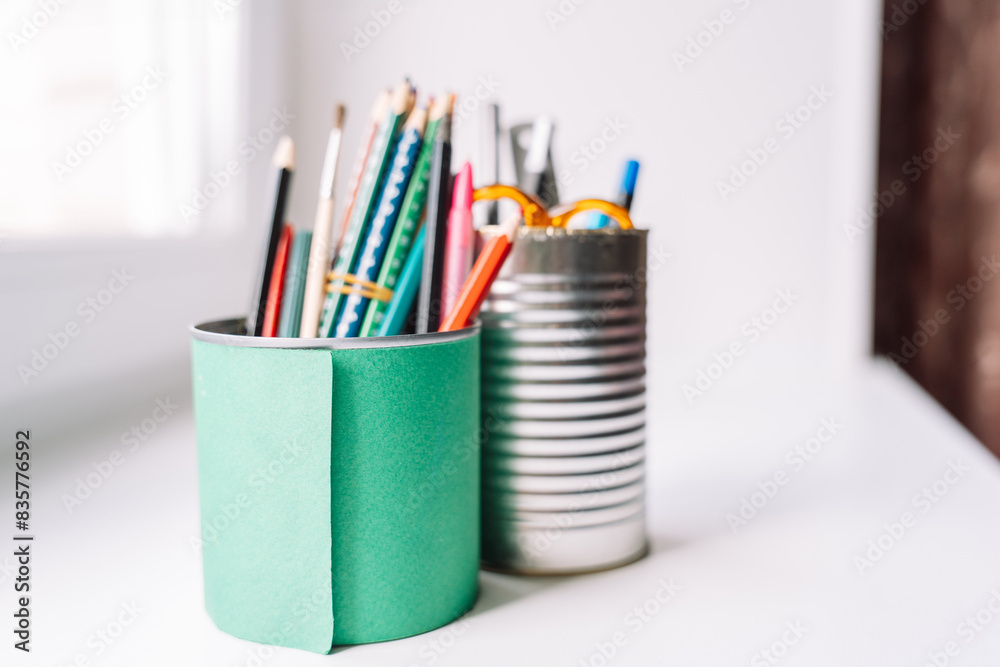 Obraz premium Recycling tin cans for office supplies.