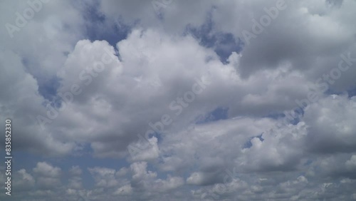 ふわふわの雲_タイムラプス_Fluffy clouds_Time lapse