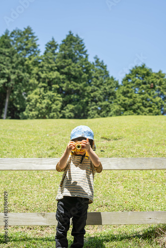 写真を撮るこども